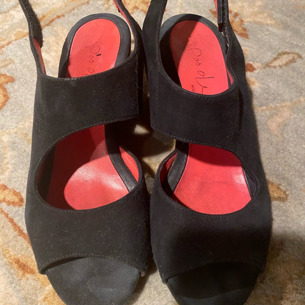 Pas De Rouge Black Sandals